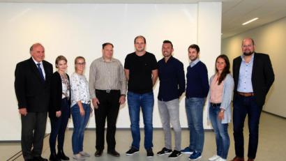 Bild: Stiftland-Gymnasium/exb
Schulleiter Georg Hecht (links) und Personalratsvorsitzender Tobias Lang (rechts) begrüßten sieben neue Kollegen am Stiftland-Gymnasium.