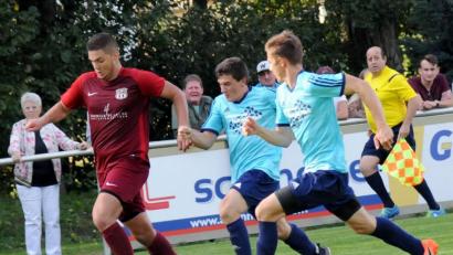 Bild: heh
Waldershofs Doppeltorschütze Julian Schindler (von links) enteilt in dieser Szene den Konnersreuthern Lukas Baumgärtner und Tobias Rosner. Am Ende aber setzte sich der Spitzenreiter klar mit 5:2 durch.