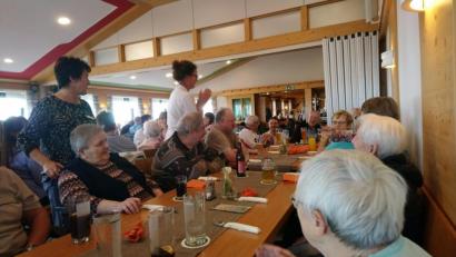 Bild: BRK-Kreisverband Tir/exb
Am Ausflugsziel in Großbüchlberg angekommen ließen sich die Bewohner aus den vier Seniorenzentren des Kreisverbandes Tirschenreuth im BRK ihre Torte schmecken.