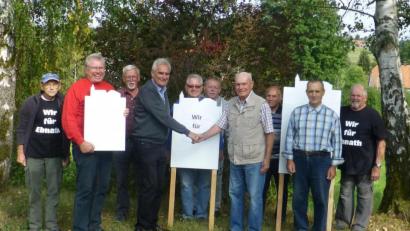 Bild: rat
Erfreut überreicht Karl Eichhorn (Vierter von rechts), Ältester der Seniorengruppe "Wir für Ebnath", die Plakattafeln an Bürgermeister Manfred Kratzer.