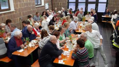 Bild: whw
Voll besetzt ist das Feuerwehrhaus beim Dießfurter Weinfest.
