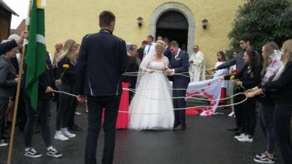 Bild: Portner
Die Landjugend Gaisthal überraschte das Brautpaar Julia und Thomas Sorgenfrei mit einem Spalier vor der St.-Wolfgang-Kirche in Schneeberg.