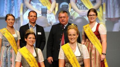 Bild: Stephan Huber
Katharina Gegg aus Neuburg und Alexandra Krumbachner aus Traunstein (vorne von links) sind Bayerns neue Honigkönigin und -prinzessin, hier flankiert von ihren Vorgängerinnen Katharina Eder (links) und der Weidenerin Doris Grünbauer (rechts), die 2017 erstmals ins zweijährige Amt gewählt wurde. Inthronisiert wurden die neuen Hoheiten von Imker- und BBV-Präsident, Stefan Spiegl bzw. Walter Heidl (von links).