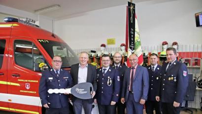 Bild: jma
Kommandant Torsten Goß (von links), Bürgermeister Jürgen Kürzinger, Fabian Leipold, Kreisbrandrat Marco Saller, Albert Nickl, Daniel Albersdorfer und Vorsitzender Wolfgang Böhm heißen das neue Feuerwehr-Fahrzeug willkommen.