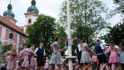 Bild: do
Mit dem Tanz um den Kirchweih-Baum beleben 16 Paare den alten Brauch des Austanzens.