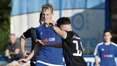 Bild: Büttner, Gerhard
Der Etzenrichter Noah Scheler (Mitte) wird vom Schwarzenfelder Jonas Fuchs gestört. Die Partie endete 2:2.