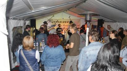 Bild: edo
Mit „Gangster-Attitüde“ sowie Rock- und Blues-Songs aus der Musikgeschichte des 20. Jahrhunderts überzeugt die „Capone and the Prohibition-Band“ ihre Fans in Oberbibrach.