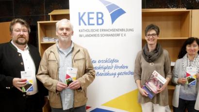Bild: Hirsch
Geschäftsführer Hartmut Meyer, Vorsitzender Robert Glöckl, Bildungsreferentin Eva Bräuer und Sachbearbeiterin Irene Bierler (von links) stellen das neue Programm der Katholischen Erwachsenenbildung vor.
