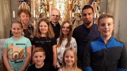 Bild: exb
Die Gewinner des Preisausschreibens, mit im Bild Pfarrer Armin Maierhofer (Mitte hinten), Rosa Schöner (links hinten) und die Ministranten.