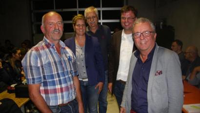Bild: wro
Der Triebendorfer Dorferneuerung stehe nichts mehr im Wege, versprachen (von rechts) Bürgermeister Toni Dutz, Frank Langguth, Dr. Emil Lehner, Christina Lehner und Hubert Konz.