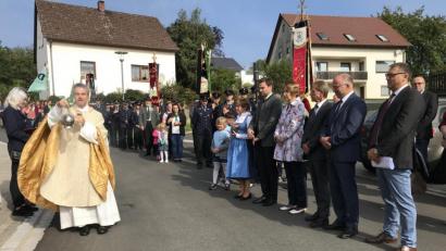 Bild: eig
Pfarrer Markus Schmidt segnet symbolisch für alle Maßnahmen eine der sanierten Straßen; unter den Gästen die Landtagsabgeordneten Stephan Ötzinger und Annette Karl, der stellvertretende Landrat Albert Nickl und der stellvertretende Leiter des Amtes für Ländliche Entwicklung, Baudirektor Erik Bergner (rechts).