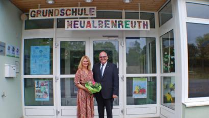 Bild: enz
Bürgermeister Klaus Meyer begrüßte die neue Rektorin der Grundschule Neualbenreuth, Karin Gleißner, mit einem Blumenstrauß.