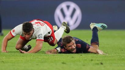 Bild: Jan Woitas/dpa
Auch das noch: In dieser Szene hat sich Thomas Müller (rechts) richtig weh. Und dann fehlten am Ende auch noch zwei Punkte.