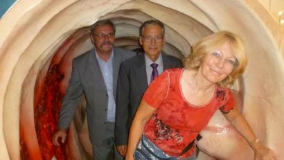 Bild: usc
Die Hauptverantwortlichen des Gesundheitstags gingen selbst in das überdimensionale Darmmodell. Vorne Irena Hug vom Gesundheitsamt, bei der alle Fäden zusammenliefen, dahinter Amtsleiter Dr. Roland Brey und der Vorsitzende von ÄVOM, Dr. Harald Schmaußer.