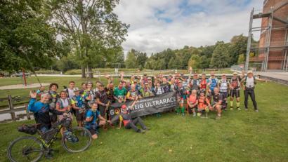 Bild: dtr
Beim Start im Auenpark in Marktredwitz hatten die Läufer noch gut lachen. Nun geht es für sie 661 Kilometer zu Fuß entlang des Goldsteiges.