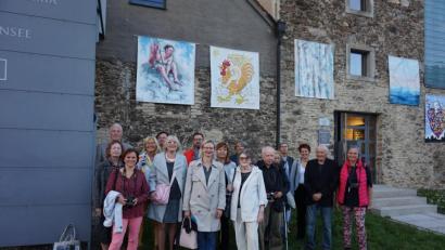 Bild: eib
In den nächsten Wochen präsentieren sich die CeBB-Außenfassaden wieder als Freiluft-Galerie. Zur Vernissage von "Farbe auf der Straße" waren die beteiligten Künstler, stellvertretender Landrat Arnold Kimmerl (obere Reihe links), Trägervereins-Chefin Irene Träxler (Vierte von links), Kuratorin Kveta Monhartová (Sechste von links) und CeBB-Leiterin Veronika Hofinger (Dritte von rechts) gekommen.