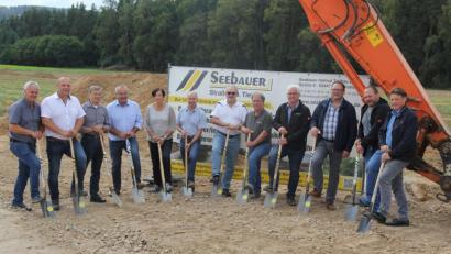Bild: ral
Gemeinsam nehmen die Verantwortlichen der Gemeinde, des Ingenieurbüros und der ausführenden Firmen den Spatenstich für das neue Baugebiet vor.