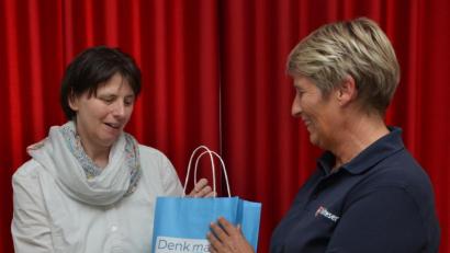 Bild: dob
Diplom-Sozialpädagogin (FH) Marianne Kleber-Meierhöfer (links) überreichte an die Referentin Petra Mayer von der Fachstelle des Malteser Hilfsdienst e. V für pflegende Angehörige ein Geschenk für ihre Ausführungen zum Thema "Entlastungsangebote für pflegende Angehörige von Menschen mit Demenz".