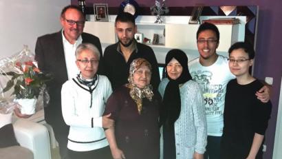 Bild: hai
Halime Cakar (Dritte von rechts) gratulierten Esra Babacan, Ekrem Babacan, Ismihan Kanbir, Ahmet Kanbir, Hatice Çakar und Rudi Heier (von rechts).