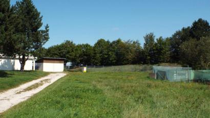 Bild: e
In Kümmersbruck zwischen der TSV-Gaststätte (links) und den Tennisplätzen könnten eine Skateranlage und ein offener Jugendtreff entstehen.