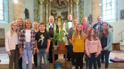 Bild: jzk
Bei der Senfpflanze vor dem Volksaltart dankten Konrektor Holger König und Realschuldirektor German Helgert (hinten von rechts) den beiden Geistlichen Thomas Kraus und Dirk Grafe und der Fachschaft Religion für den besinnlichen ökumenischen Schulanfangsgottesdienst.