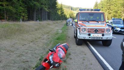 Bild: dob
Der 35-jährige Biker zieht sich bei diesem Unfall mittelschwere Verletzungen zu.