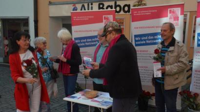 Bild: Kunz
Der KAB-Kreisverband sammelt Unterschriften für den Sonntagsschutz und schenkt jeder Dame eine langstielige Rose.