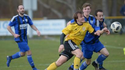 Archivbild: ref
Fabian Brewitzer (gelbes Trikot) brachte den SV Hahnbach mit seinen beiden Treffern vor der Pause mit 2:0 in Führung.