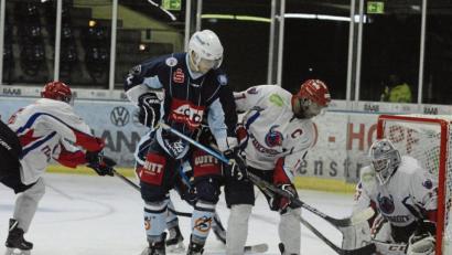 Bild: gb
Die Blue Devils belegten beim Turnier um den „TUR-Eishockey-Cup“ den zweiten Platz hinter den Icefighters Leipzig. Nach Siegen gegen den finnischen Viertligisten Viikingit Jääkiekko Helsinki (Szene) und den gastgebenden Regionalligisten Chemnitz Crashers gab es am Sonntag eine 1:2-Niederlage gegen Nord-Oberligist Leipzig.