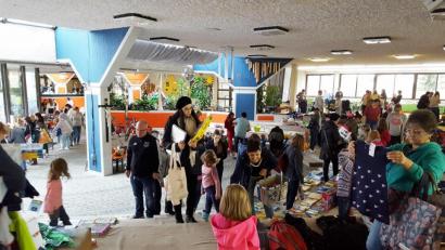 Bild: mmj
Viele Besucher lockte der Basar für Baby- und Kindersachen am Samstagnachmittag in die Aula der Schule.