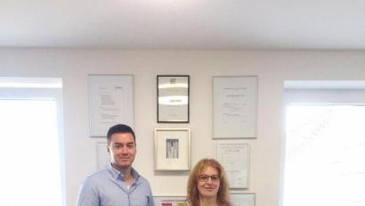 Bild: exb
Felix Schmeller überreichte der treuen Mitarbeiter Daniela Raab im Namen der Geschäftsleitung die Urkunde, Blumen und Präsente.