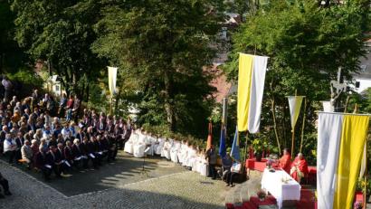 Bild: bey
Besonderer Sonntag in Pleystein. Mit einem Gottesdienst im Freien begehen die Gläubigen das Kreuzbergfest.