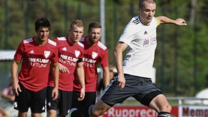 Bild: Büttner, Gerhard
Johannes Renner (rechts) gleicht mit einem Elfmeter zum 1:1 für Grafenwöhr aus. Am Ende aber verliert die Sportvereinigung das Aufsteigerduell gegen den BSC Woffenbach mit 2:4.