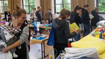 Bild: weu
Seit 40 Jahren gibt es den Kinder-Basar der Frauenunion im Pfarrheim. Gut erhaltene Kleidung und Spielsachen wechselten wieder zu Schnäppchenpreisen den Besitzer.