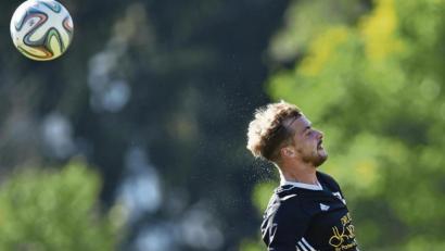 Bild: Alfred Schwarzmeier
Einen rabenschwarzen Tag erwischte der FC Dießfurt bei der 0:3-Heimniederlage gegen die DJK Weiden. Die Gäste hatten über 90 Minuten die Partie im Griff. In dieser Szene klärt Maximilian Voegtel (rechts) per Kopfball gegen FC-Angreifer Florian Prantzke.
