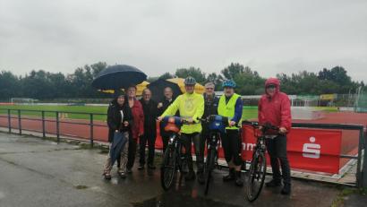 Bild: ads
Zum Start des Lauf- und Radl-Treffs war Starkregen angesagt, der die Delegation des ADFC nicht davon abhielt, die Strecke nach Wolfsbach ein- bzw. mehrmals zugunsten der Pfarrei Hl. Dreifaltigkeit zurückzulegen. Pfarrer Ludwig Gradl (Vierter von links) gab der Benefizveranstaltung den Segen und bedankte sich bei allen Sportlern fürs Mitmachen.