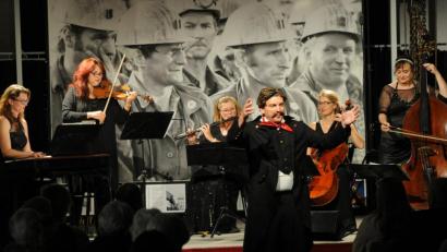 Bild: gf
Die Überraschung des Abends war der Walzerkönig Johann Baptist Strauss, der persönlich beim Maffei-Spezial erschien und dem Salonorchester mit (von links) Alice Graf, Svetlana Klimova, Gaby Athmann, Baroness Irene von Fritsch und Lizzy Aumeier seinen Takt vorgab. Der Johann Baptist Strauss war natürlich Andreas Stock, im wirklichen Leben seit mehr als 20 Jahren verheiratet mit Lizzy Aumeier.