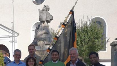 Bild: hir
Die Kolpingsfamilie Pfreimd hat einen neuen Präses: Die Vorsitzenden Georg Hirmer (links) und Maria Richthammer (Zweite von links) begrüßten Pfarrvikar Robin Kuzhivelil (Dritter von rechts)als neuen Präses. Auch Pfarrer Georg Parampilthadathil (rechts) und Ehrenvorsitzender Alfred Hammer (Zweiter von rechts) gratulierten herzlich.