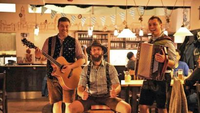 Bild: Florian Feldmann
Aus Rieden und Ammersricht stammt die Gruppe „D’Stoderer und Er“. Sie gibt erstmalig in der Herzogstadt ihre Visitenkarte ab. Und mit Wirtshausliedern kennen sie sich bestens aus.