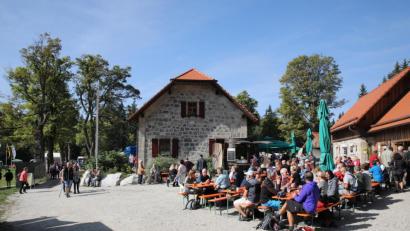 Bild: njn
Nicht nur im Festzelt, auch beim Waldhaus selbst herrschte reger Betrieb.