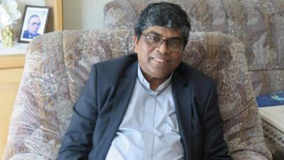 Bild: jzk
Interessiert blätterte Pater Augustine Mulloor in einem Buch von Papst Johannes Paul II., das er im Schrank von Resi Schenkl entdeckt hat.