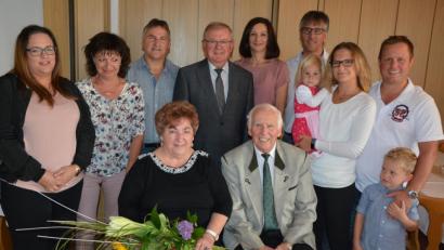 Bild: jr
Diamantene Hochzeit feierten am Samstag Betty und Rudolf Köstler (sitzend). Vor 60 Jahren traten sie gemeinsam an den Traualtar, jetzt durften sie dieses großartige Fest mit ihrer Familie feiern. Mit dabei waren (stehend von links) Enkelin Carina, Schwiegertochter Karin, Sohn Horst, Bürgermeister Ernst Neumann, Schwiegertochter Martina, Sohn Wolfgang, Enkelin Sandra mit Tochter Sophie, ihr Mann Thomas mit Urenkel Tobias.