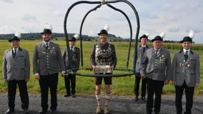 Bild: jr
Matthias Wiendl (Mitte) macht eine gute Figur. Gemeinsam proben er und seine Träger für den großen Trachten- und Schützenfestzug am ersten Oktoberfestsonntag in München. Mit dabei sind sechs Mitterteicher und zwei Schützen aus Schönhaid, die die Krone tragen. Zwei Schützen waren beim Fototermin verhindert. Bei der Probe funktionierte der Marsch schon mal ganz gut.