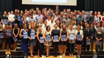 Bild: Bühner
Für die erfolgreichen Prüfungsteilnehmer der Sommergesellenprüfung 2019 beginnt nun das Berufsleben.