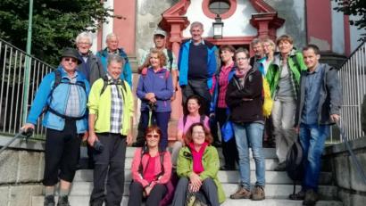 Bild: fjo
Am Ziel in Bor angekommen, rastet die Pilgerschar um Kirchenpfleger Siegfried Zeug und Pfarrer Georg Hartl (von links) am Aufgang zur Dekanalkirche.