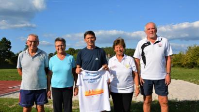 Bild: fdl
Das Prüferteam (von links) Rudi Wild, Marianne Wild, Fritz Dietl, Helga Kohl und Alfons Flor freut sich noch bis zum 25. September auf weitere Teilnehmer des Sportabzeichens.
