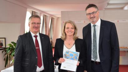 Bild: exb (burcom/Schophoff)
Diözesan-Caritasdirektor Michael Weißmann (links) und Bürgermeister Hans Prechtl gratulierten der Kindergartenleiterin Sonja Reitinger zur bestandenen Qualifizierung.