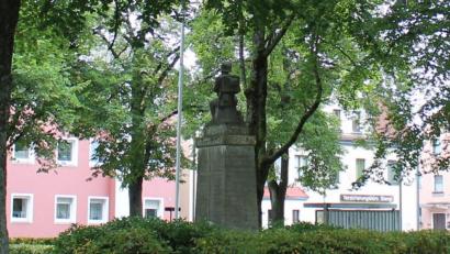 Bild: bjp
Gedenkt die Stadt Pressath ihrer Kriegsopfer, so schließt sie darin die Vermissten mit ein, deren Namen allerdings am Gefallenenehrenmal (Bild) und in der "Heldenkapelle" nicht vermerkt sind. Die Stadtverwaltung will nun nach einem Weg suchen, dies zu ändern.