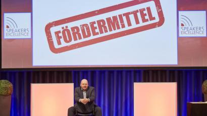 Bild: Bernd Eichenmüller
Kai Schimmelfeder bei einem Vortrag. Der Hamburger ist ein mehrfach ausgezeichneter Redner.