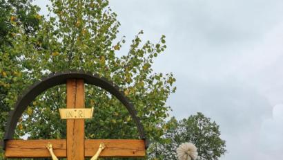 Bild: chl
Pfarrer Dominik Mitterer segnet das frisch restaurierte Dorfkreuz in Altmannshof.